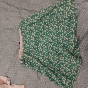 Grön blommig kjol - Grön blommig kjol ifrån Lager 157. 