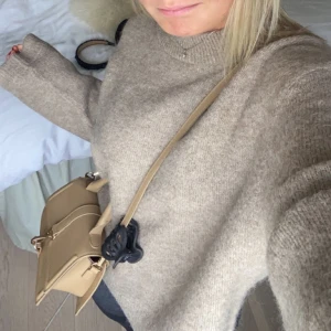 Finstickad tröja - Säljer denna sjukt fina slutsålda stickade tröjan från Gina tricot, Stl XS (stor i storlek)😍 Köparen står för frakten!