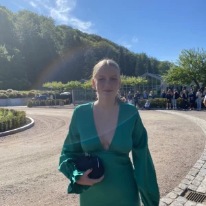 Långklänning - Säljer min klänning jag hade på min studentbal. Använd en gång, på balen, så den är i nyskick!! 