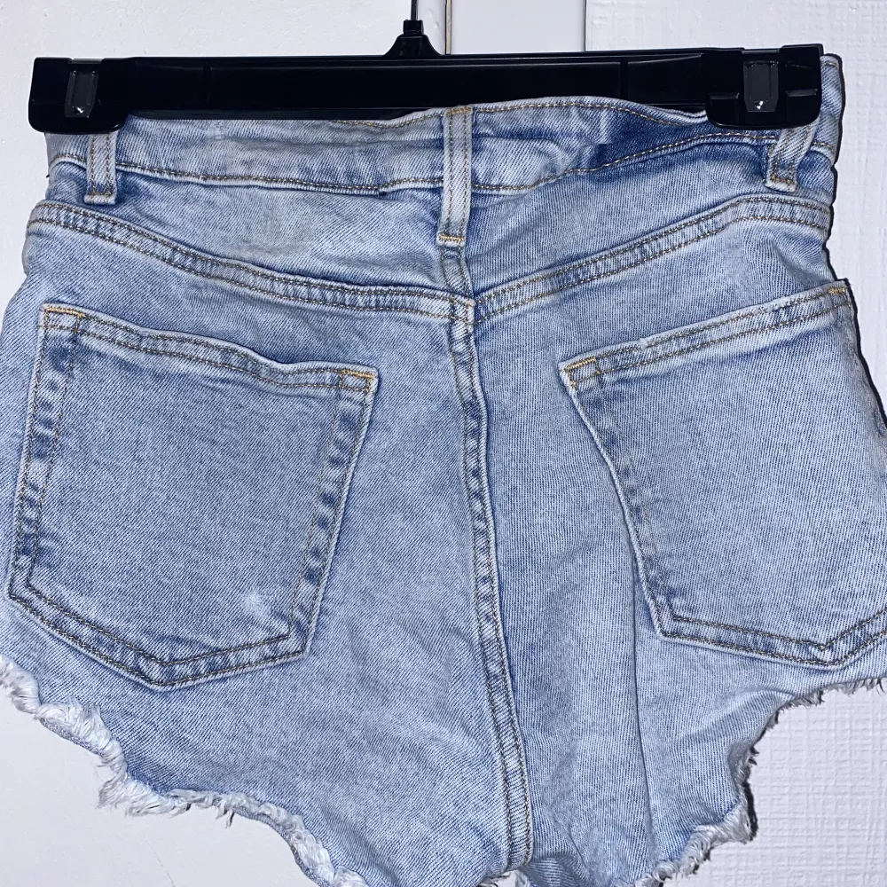 Säljer dessa shorts som passar perfekt till sommaren i storlek XS. Frakt ingår ej i priset . Shorts.