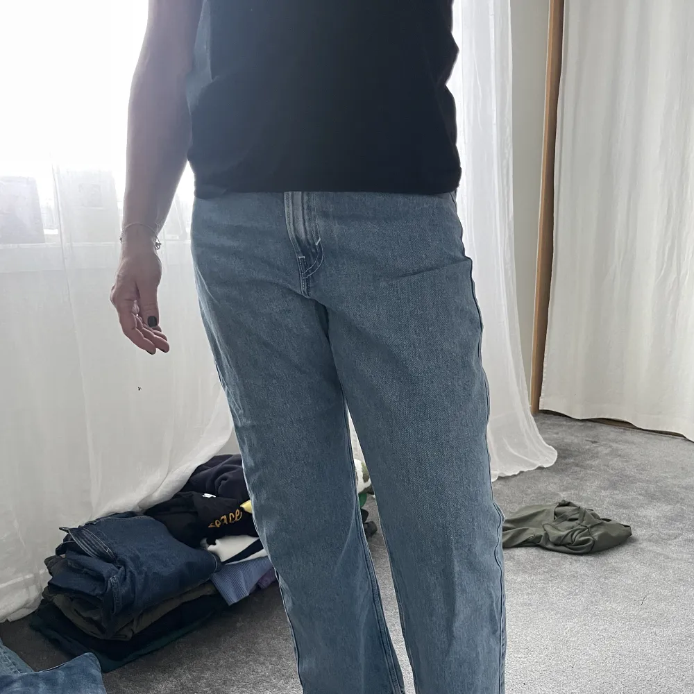 Weekday jeans i modellen rowe i storlek 30/30. Dom är lite korta på mig som är 171 ungefär😀. Jeans & Byxor.