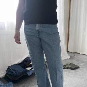 Weekday jeans i modellen rowe i storlek 30/30. Dom är lite korta på mig som är 171 ungefär😀