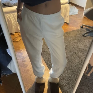 Mjukisbyxor  - Så snygga mjukisbyxor med fickor från Gina Tricot! Använda typ 2 gånger så de är som nya. Den vita färgen poppar så snyggt och speciellt på sommaren när man är brun men tyvärr har dessa inte kommit till användning.