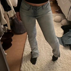 Jeans med slit - Jeans med slit från Missguided, använda ca 3-4 gånger. 