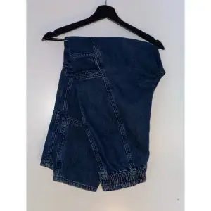 Mörkblåa/Marinblåa cargo jeans från Urban Outfitters. Sparsamt använda och i bra skick. Nypris 600kr.  Både Y2K och street/skater stil☁️  Kan frakta eller mötas i Uppsala🫧