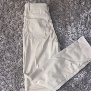 Skinbyxor sitter skit bra - Skinbyxor i beige som ja älskar ! Men som inte kommer till användning dem heller , Skriv för fler bilder :) säljer snabbt o enkelt ❣️