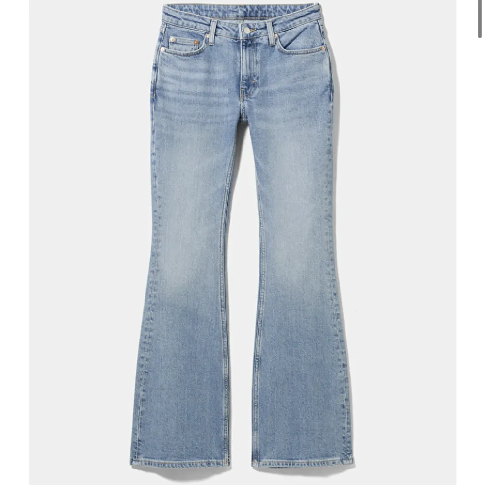 Bootcut jeans som är mid/low från weekday. Lite för stora för mig men annars perfekt modell❣️. Jeans & Byxor.