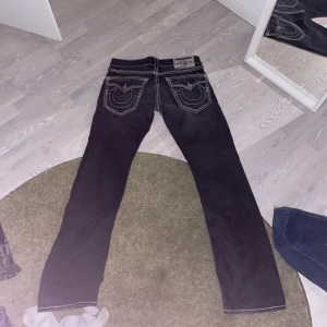 Triple Stitch True Religion - Sjuka svarta Triple Stitch True Religion byxor, size 30.