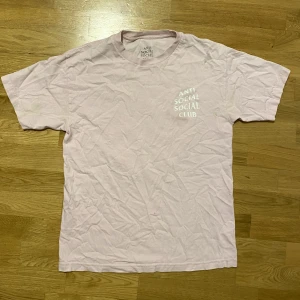 Anti social social club T-shirt  - Äldre T-shirt, mycket tryck kvar. Lite flammig. 
