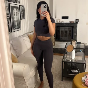 Träningsset - Grått träningset med snygg söm vid rumpan. Båda delarna är i storlek xs. Frakt tillkommer