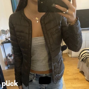 Uniplo jscka - Säljer min älskade jacka som är för liten för mig tyvärr, den är inte alls gammal har inga diffekter eller hål eller fläckar. Som ny 💞 Ny pris: 399