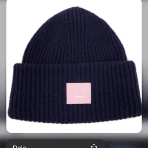 Acne mössa - Säljer min fina acne mössa. Den är i användt skick men fortfarande fin. Den finns inte kvar att köpa någonstans nypris 1200 mitt pris 500 kr 