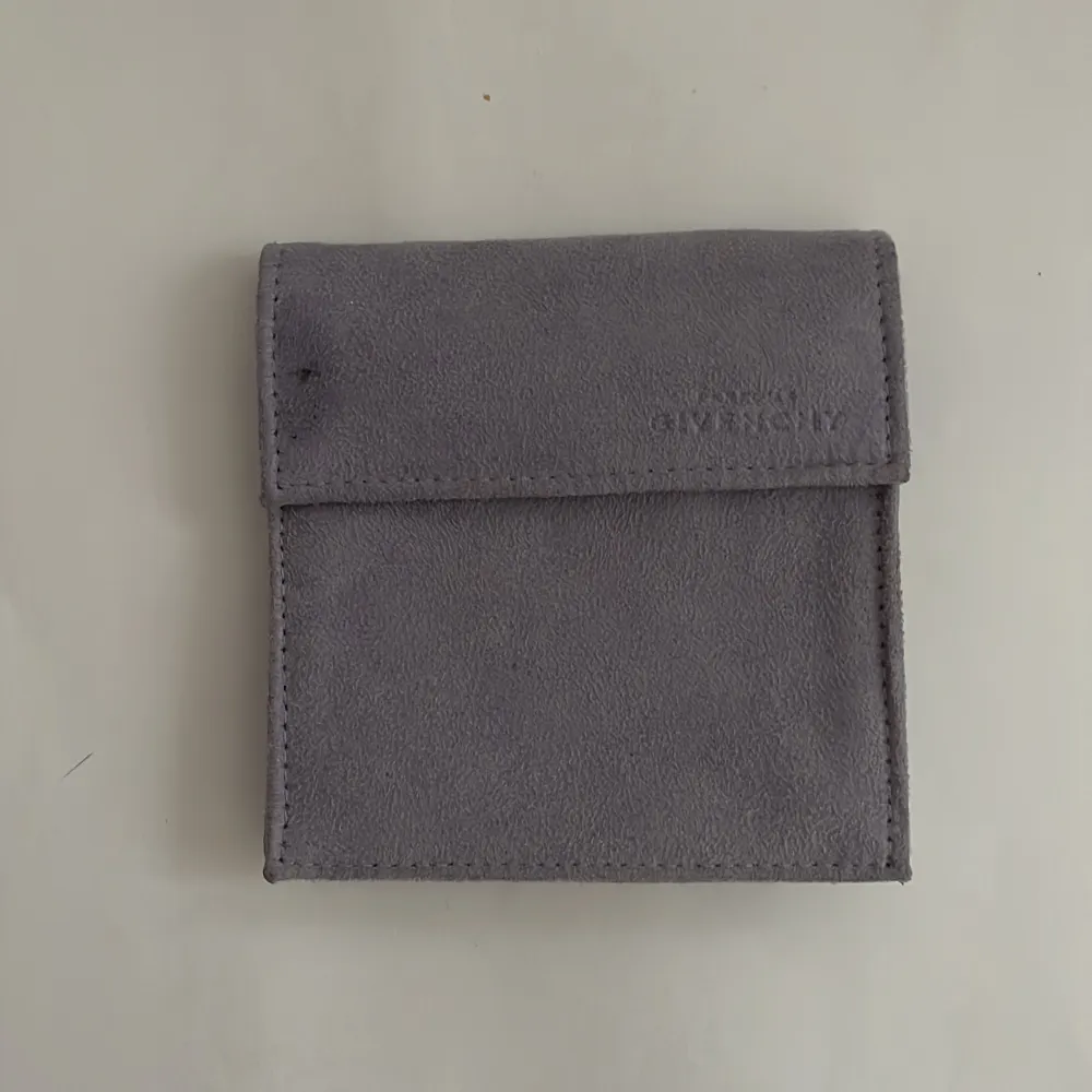 Givenchy plånbok i dunder skick. Den är äkta. Övrigt.