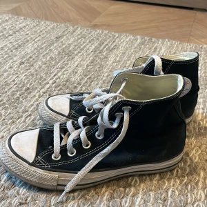 Svarta converse - Väldigt fint skick. Legat i garderoben så lite skitiga nu men kommer tvättas innan. 36,5 i storlek men är stora i storlek. Brukar ha 37,5. Använda Max 10 gånger. Inga synliga defekter