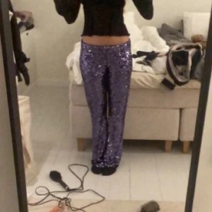 Glitterbyxor💜 - Säljer mina lila glitterbyxor från zara!💜 så snygga och perfekta till fest! använt 1 gång