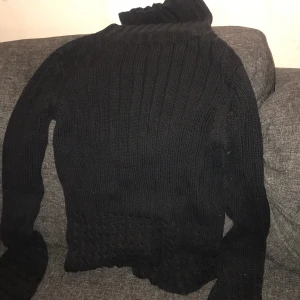 Svart polo tröja  - Långärmad svart lite randig polo tröja. Stora ärmar