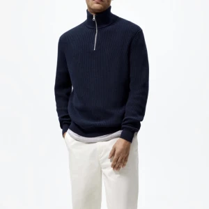 Tröja med krage  - Stickad Blå zara tröja med perkins krage och halv zip Size: M Aldrig använd då den är för liten för mig. Fint skick inga skador osv. Nypris 500kr