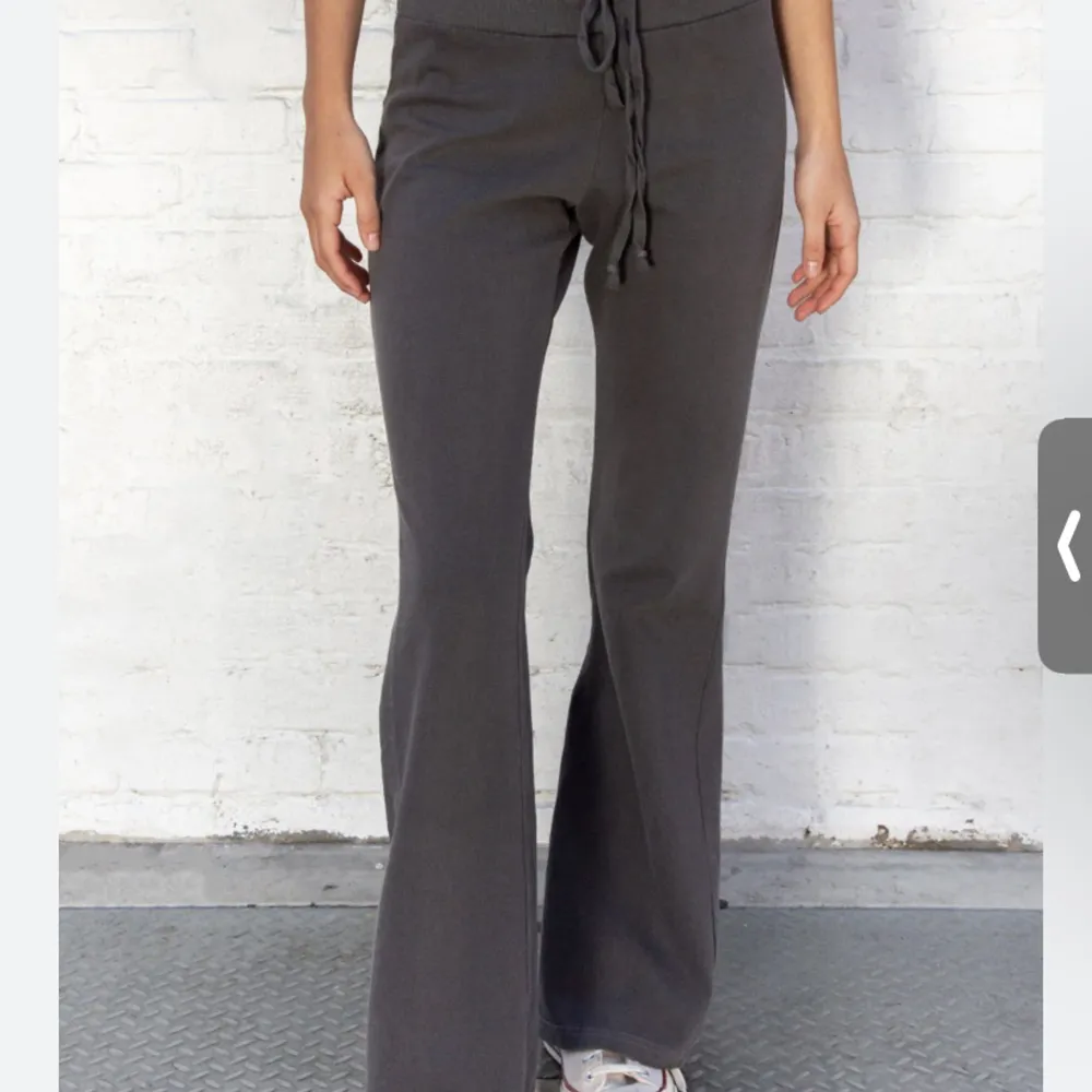 Yoga swetpants från brandy melville, köpta direkt i butik i Berlin för 320kr. Säljer pga att jag inte tycker att de sitter bra på mig. De är något mer åt de gråa hållet än på brandys egna bild💕🌱⚡️. Jeans & Byxor.