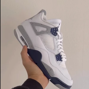 Jordan 4 - Jag säljer ett par helt nya Jordan 4 för ett bra pris då min bror inte tyckte om dom. köpta på merchsweden