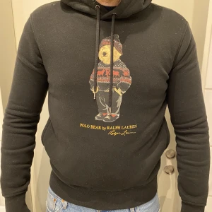 Polo Raplh Lauren hoodie - En riktigt snygg hoodie som är använd ett fåtal gånger. Denna hade jag inte sålt om den inte var för liten då den är i ett riktigt bra skick!