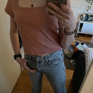 Rosa t-shirts  - Kort t-shirt med lite uringning