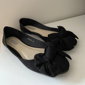 Ballerina med rosett - Svarta ballerina med rosett från Nelly Shoes. Nyskick. Strl 37 och true to size. 50 kr + frakt 