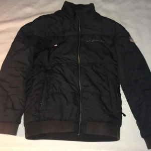 SAIL RACING JACKA Small - En väldigt fin jacka som fick mycket komplimanger. SAIl racing köpt för ca 6 månader sen. 