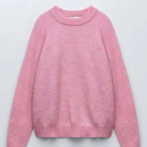 Zara stickad tröja  - Säljer denna från zara! Inga tecken på användning 💕💕💕