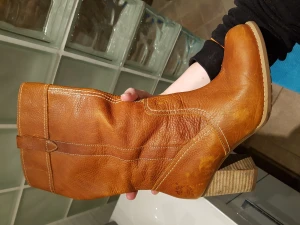 Timberland läderstövlar - Äkta timberland läderstövlar i storlek 39. Bara använda en enda gång så nyskick på dem.Jättesköna och med mjuk,fjädrande sula under som gör att man inte halkar så lätt.Jättefin färg. Nypris över 2000 kr.
