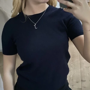 Cashemere tröja   - Säljer denna supersköna marinblåa kortärmade cashmere tröjan från Uniqlo. Storlek Xs och i mycket bra skick💋💋💓.