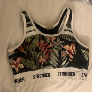 Stronger topp  - Säljer en stronger topp i st xs för den kommer aldrig till andvändning, i nyskick har använts ca 2 gånger 