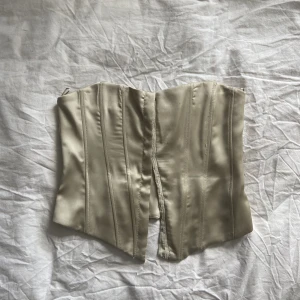 Zara korsett topp - NYPRIS: 300kr - säljer för 100kr denna beige korsettoppen från Zara i storlek S, endast använd en gång.  Om du har övriga frågor eller vill ha fler bilder är det bara att hmu. 3 FÖR 2 PÅ ALLA TOPPAR/SKJORTOR - kolla in min profil! Köparen står för frakten