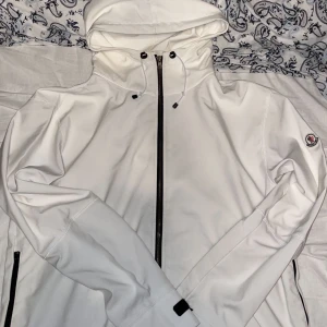Moncler jacka/hoodie - Moncler hoodie/jacka, man kan använda både hoodie o jacka, ny skick.