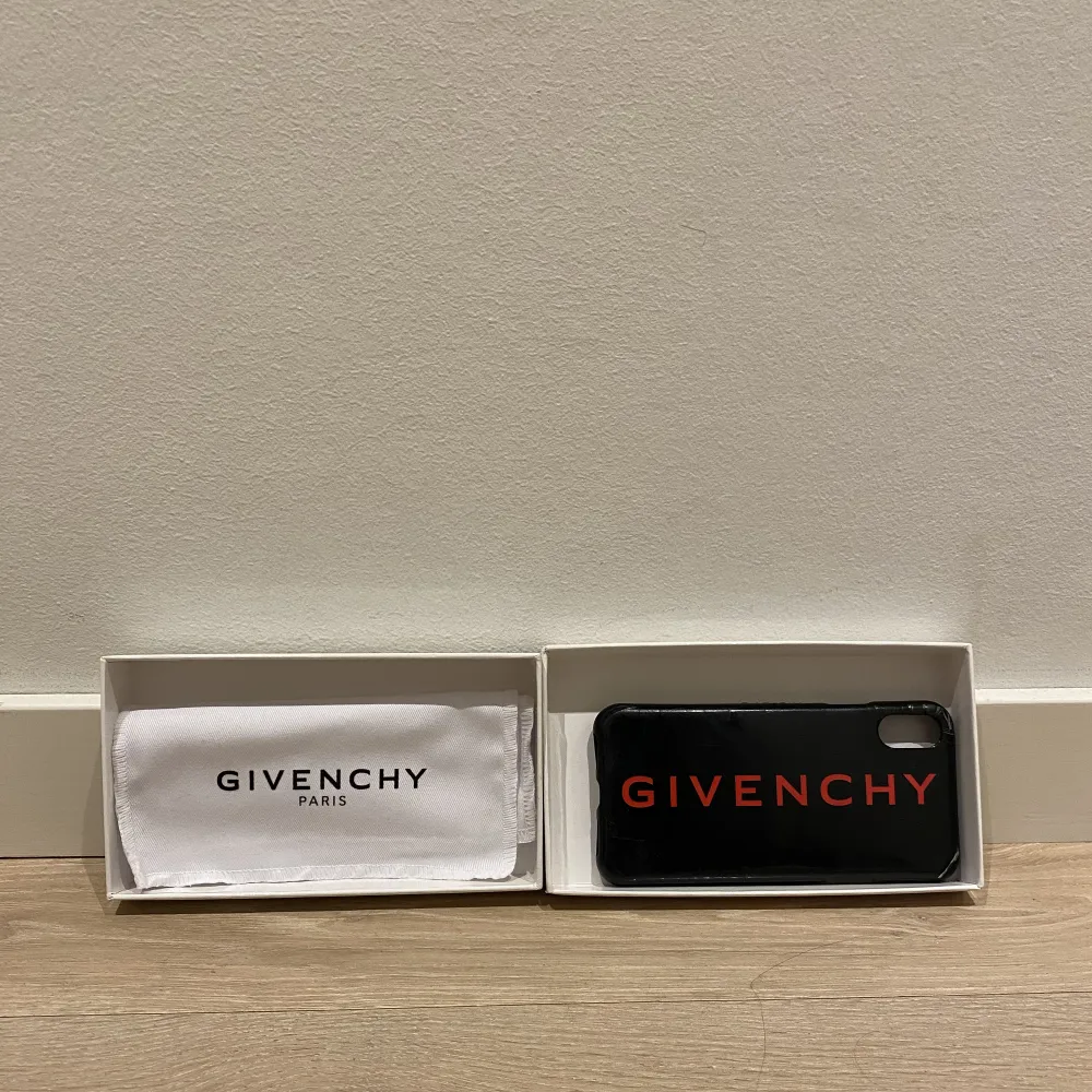 Givenchy Paris skal som passar iPhone X/XS! I använt men fräscht skick. En kant har blivit lite uppskavd, se bild 2! Låda medföljer!  Tänkte mig runt 300kr. Accessoarer.