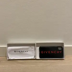 Givenchy Paris skal som passar iPhone X/XS! I använt men fräscht skick. En kant har blivit lite uppskavd, se bild 2! Låda medföljer!  Tänkte mig runt 300kr