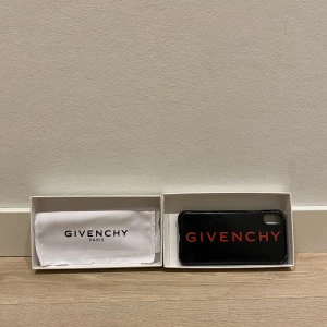 Givenchy Paris iPhone skal - Givenchy Paris skal som passar iPhone X/XS! I använt men fräscht skick. En kant har blivit lite uppskavd, se bild 2! Låda medföljer!  Tänkte mig runt 300kr