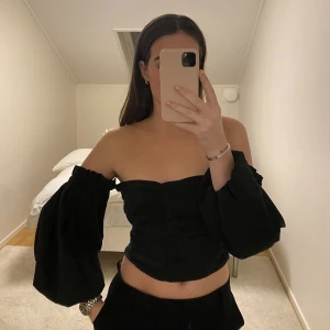 Fin topp💕 - Superfin topp från Gina Tricot. Passar utmärkt till finare tillfällen med kostymbyxor men också klä ner med jeans💕