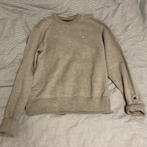 Champion Sweatshirt  - Stl herr S men passar bra på mig som brukar ha s/m!