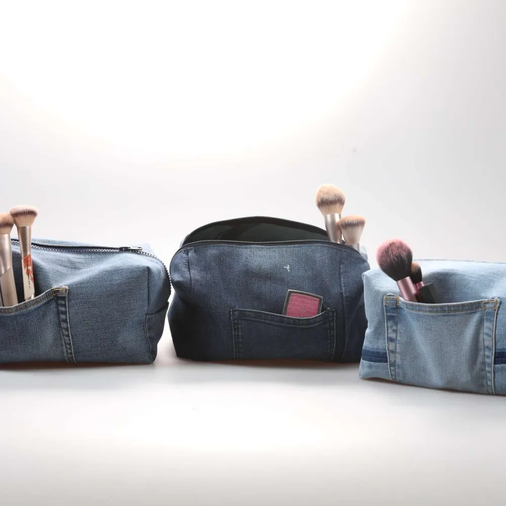 Säljer necessärer i återvunnet jeansmaterial till vårat uf företag. Necessärerna är tvättbara 👖 👝 syr efter efterfrågan i olika färger. . Väskor.