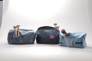 Necessärer - Säljer necessärer i återvunnet jeansmaterial till vårat uf företag. Necessärerna är tvättbara 👖 👝 syr efter efterfrågan i olika färger. 