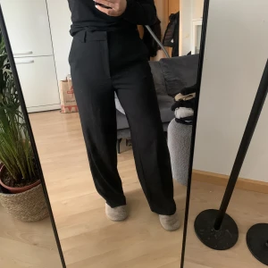 Svarta kostymbyxor  - Svarta kostymbyxor från Gina i storlek L, säljer dom pga att dom är för stora för mig så de är endast använda 1-2 gånger💞