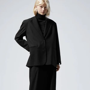 Svart Oversized Kavaj - Snygg svart kavaj (den är svart men såg mörkblå ut på bild!) Toppen skick!🎀 Nypris - 499kr. Exklusive frakt.