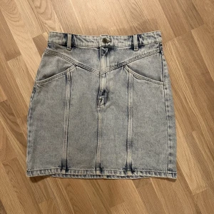 Ljusblå kjol i jeans - Som ny. Jeanskjol i fin tvätt. 