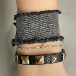 Virginia - Virginia är ett av våra andra mörkgråa/svarta armband med knapp på baksidan som öppning. Är ett like bredare armband med fjädrar💕