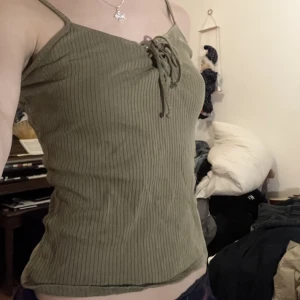 Linne - Ribbat linne med snörning på framsidan och justerbara band👍 Sitter såhär på mig som brukar ha xs i tröjor. 