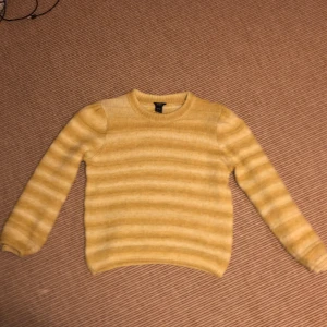 Tröja - Jättefin stickad tröja från Lindex i jättebra skick som tyvärr aldrig kommer till användning. Säljer den till lågt pris eftersom den är köpt på rea.