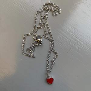 Brandy Melville halsband med rött hjärta på. Oanvänd, perfekt skick 