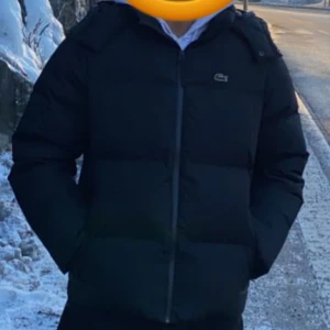 Lacoste jacka - Säljer lacoste jacka. Så gott som ny. Köpte för 4000kr. Den är slutsåld överallt! Säljer billigt. Skriv om ni har frågor eller vill se fler bilder. Storelk 48 vilket räknas som storelk M för män. 