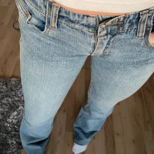 Lowrise bootcut jeans! - Ett par snygga populära jeans ifrån Brandy Melville. De är både lågmidjade och bootcut och i en så snygg färg. De är i storlek S och passar mig som brukar ha 36 som är 163-164. Innerbenslängd-84 och midjemått-74 enligt hemsidan <3