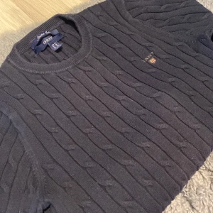 Gant tröja  - Marinblå Gant tröja som sitter lite tajtare vid kroppen. Knappt använd. 